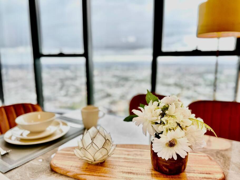 High Rise View 2bed2bath *